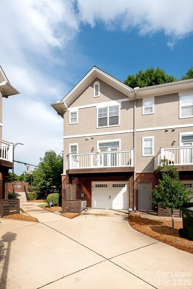 Building Photo - 206 S Cedar St