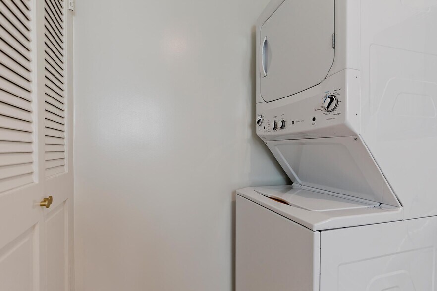 Washer/Dryer - 119 N Almont Dr