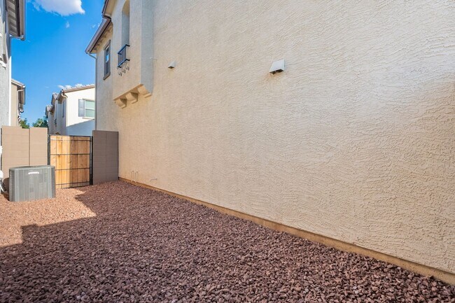 Building Photo - Three Bedrooms! Newer Neighborhood - conve...