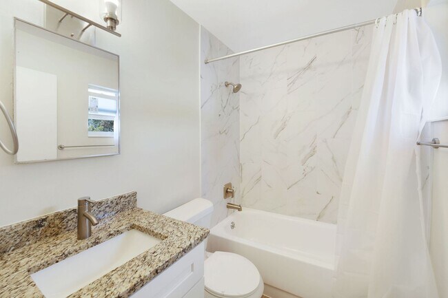 Building Photo - Newly Renovated spacious one bedroom one b...
