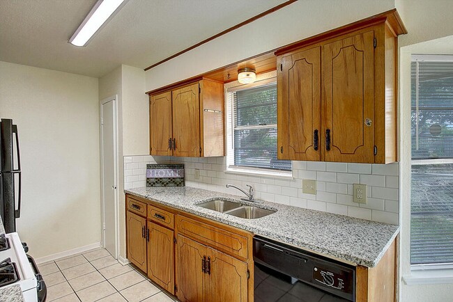 Building Photo - 2202 Saxony Dr