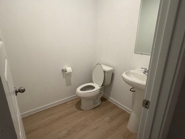 Building Photo - 523 Robin Ct