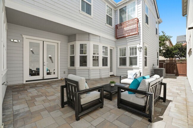 Building Photo - BRIGHT, OPEN RESIDENCE IN RIVERMARK HOME WITH EXCELLENT LAYOUT