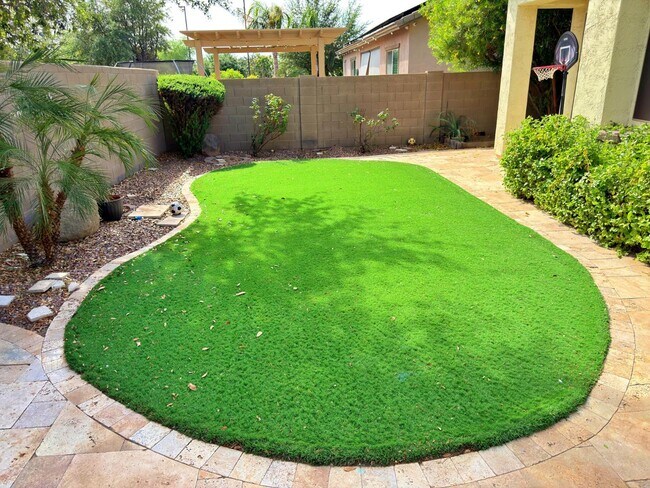 Building Photo - 737 E Charlevoix Ave