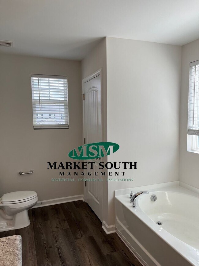 Building Photo - APPLICATION PENDING!**Rice Creek!  Port We...