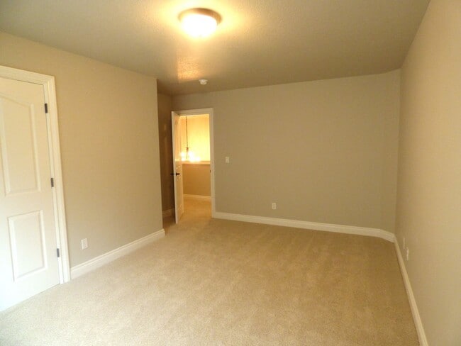 Building Photo - 5 Bedroom Home in South Salem! Near I-5