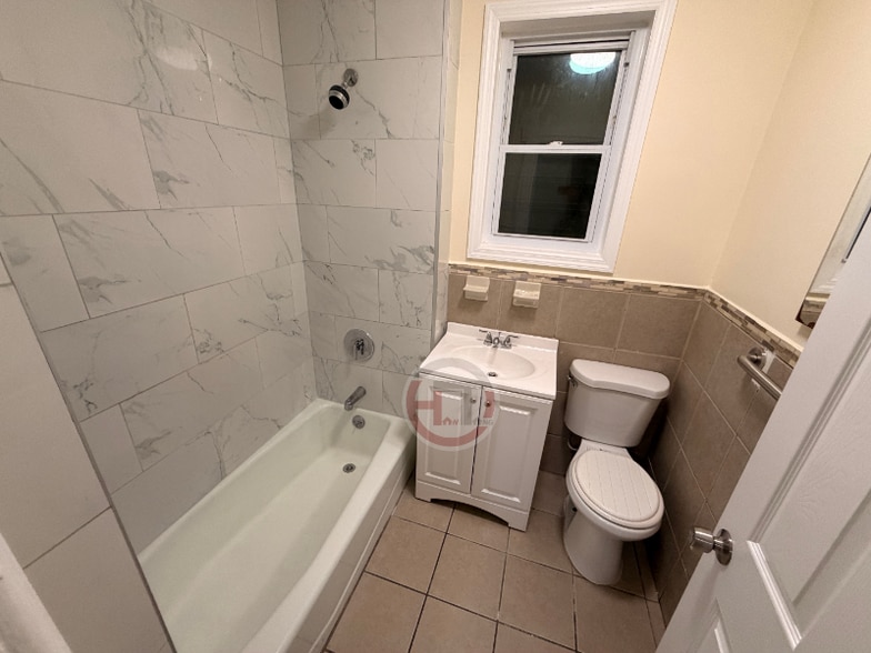 Building Photo - 853 Van Nest Ave