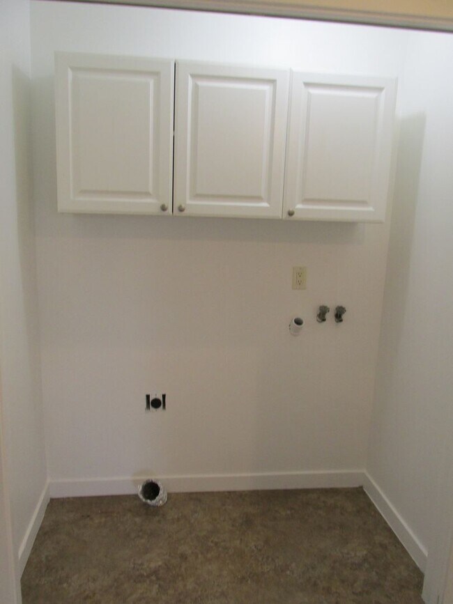 Building Photo - 3 Bedroom House in Burlington