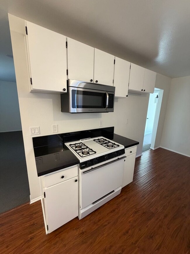 Building Photo - 2 Bed, 1 Bath single story duplex