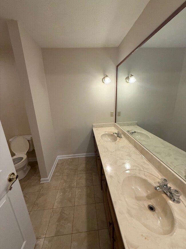 Building Photo - 3405 Fairway Dr