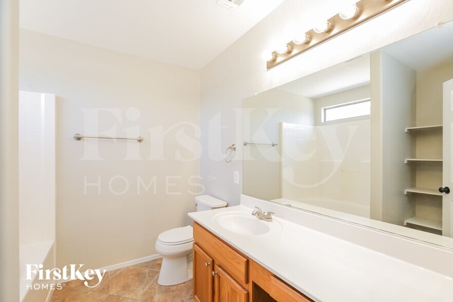 Building Photo - 1820 S 106th Ln