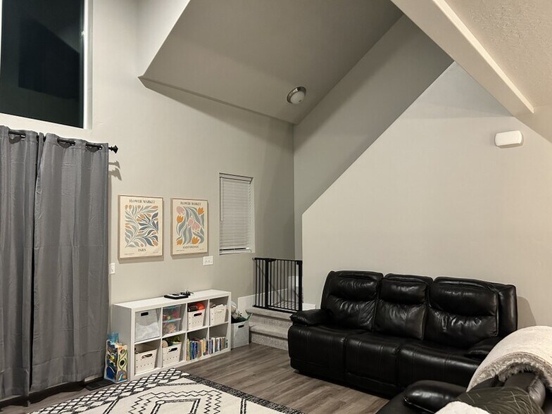 Building Photo - 914 S 2610 E