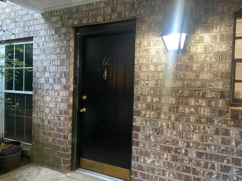 Building Photo - 811 Colony Dr