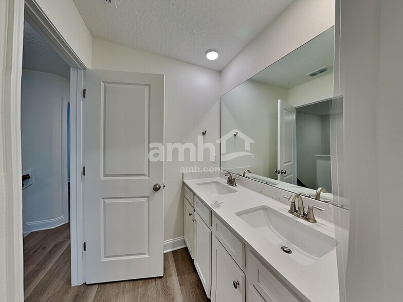 Building Photo - 11661 Bay Hl Cir