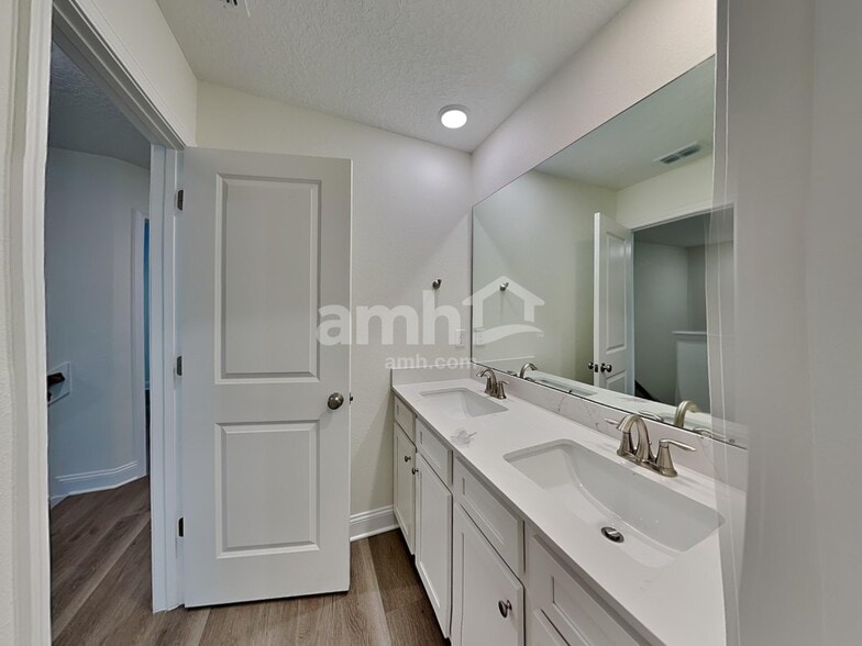 Building Photo - 11661 Hillside Dr