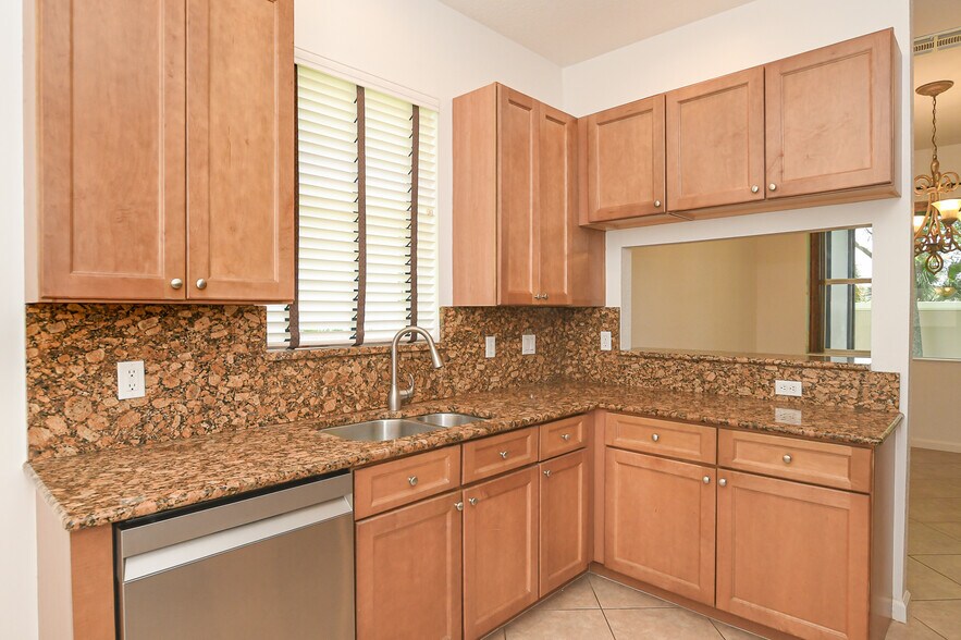 Building Photo - 2206 SW Cape Cod Dr