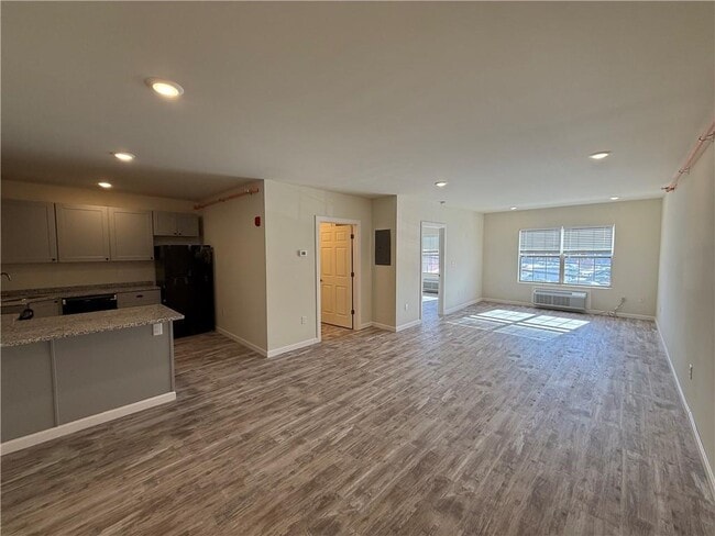 Building Photo - 327 Pine St