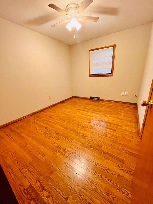 Building Photo - Single Family Home - 3 bedrooms and 1.5 bathrooms in Phelps Grove neighborhood. Ready for move-in...