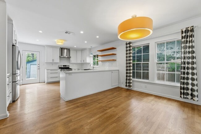 Building Photo - Nicely Updated 3/2 in Hyde Park