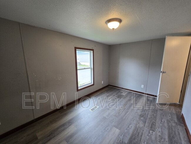 Building Photo - 700 W Ridgeway Ave