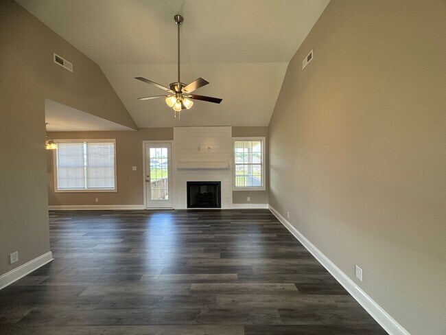 Building Photo - Stunning 4-Bedroom, 3-Bathroom Home – A Mu...