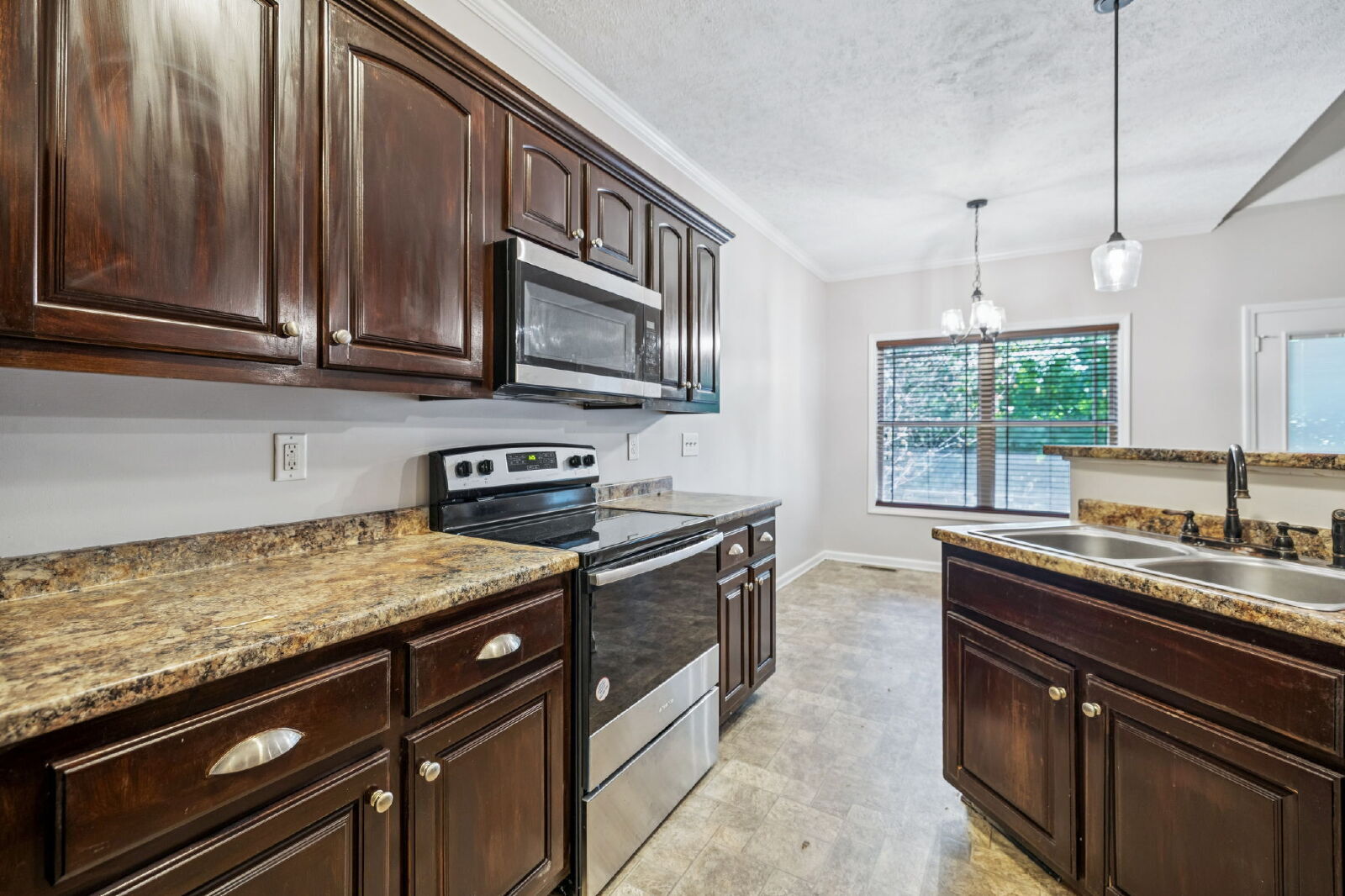 Building Photo - 634 Hidden Valley Dr