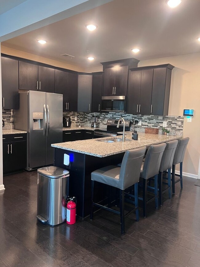 Building Photo - Bright 2BR / 2BA with One-Car Garage, Open...
