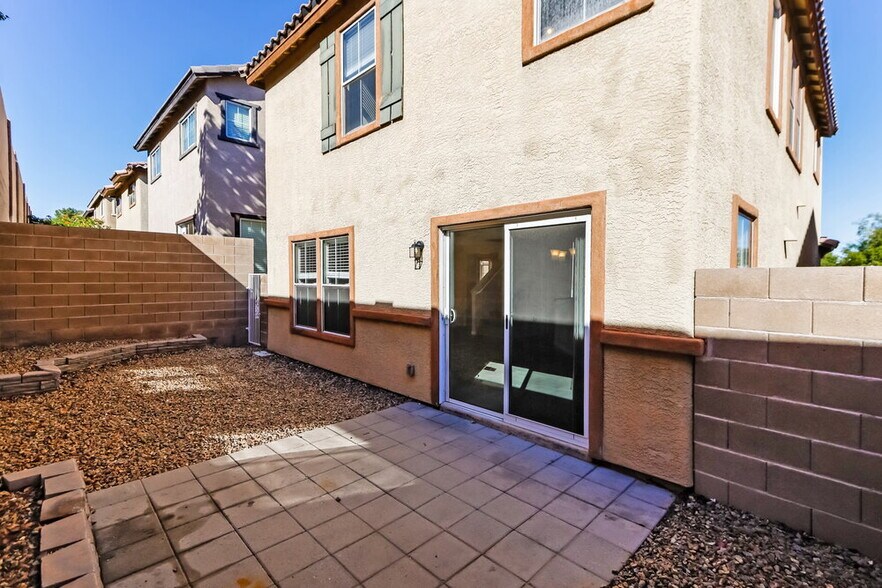 Building Photo - 151 Desert Pond Ave