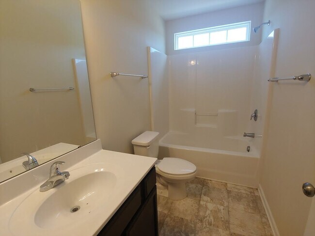 Building Photo - Three bed, 2.5 bath town house located in ...
