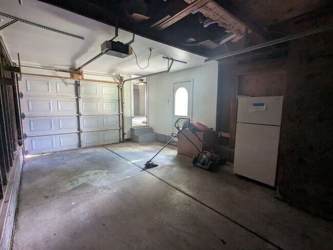 Garage - 18407 Lennane