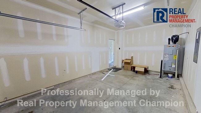 Building Photo - Beautiful Townhome with Open Floorplan and Covered Patio