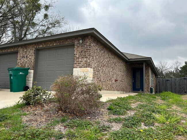 Building Photo - 915 Rebecca Ln