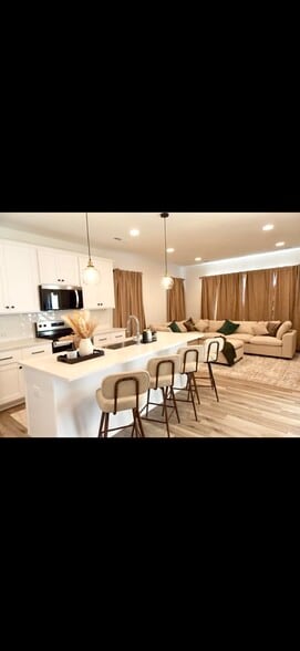 Building Photo - 2739 Primrose Ave