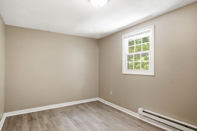Building Photo - 2 Bed / 1 Bath. Pet Friendly. Off street parking.