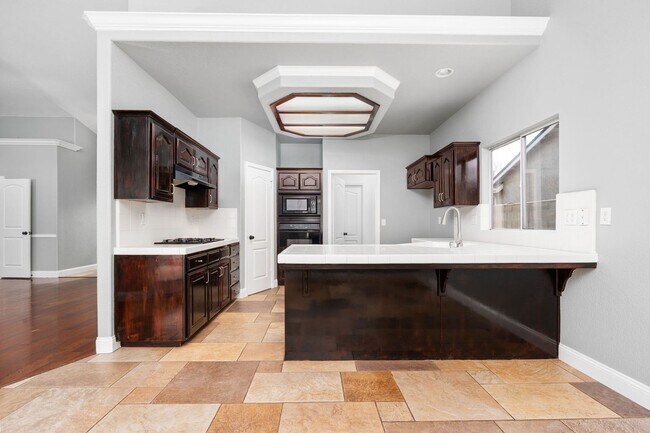 Building Photo - Gorgeous 3 bd. & 2 bath Home with a pool i...