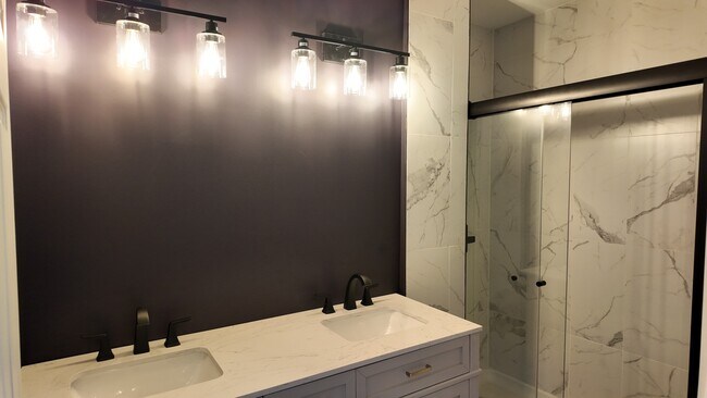 Building Photo - Stylish 1-Bed Loft with Bonus Space in OTR – In-Unit Laundry!