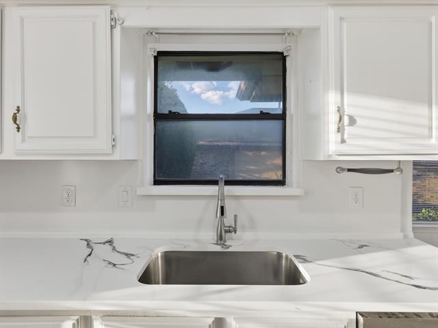 Building Photo - 2050 Lorient Dr