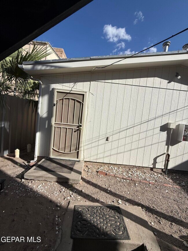 Building Photo - 1526 Yandell Dr