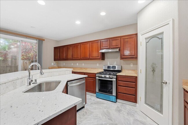 Building Photo - 70 Arches Cir