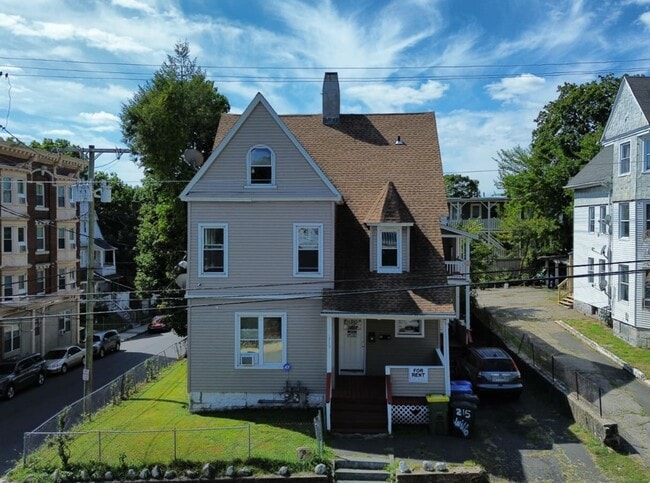 Primary Photo - 215 Willow St