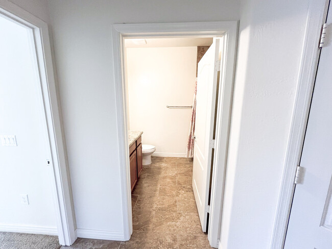 Building Photo - 3Bed/2.5Bath Townhouse at the 303 amd the ...