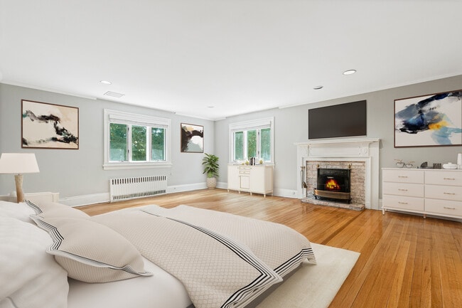 Building Photo - 30 Park Dr N