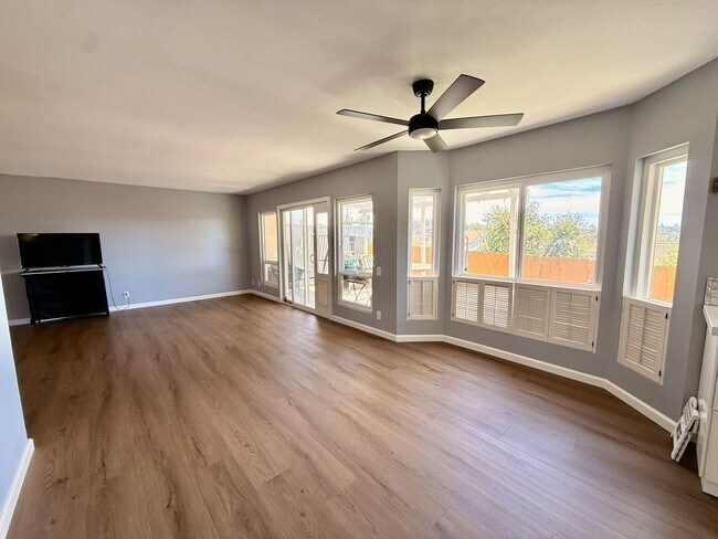 Building Photo - Large 3 bedroom home in quiet neighborhood cul-de-sac with amazing views