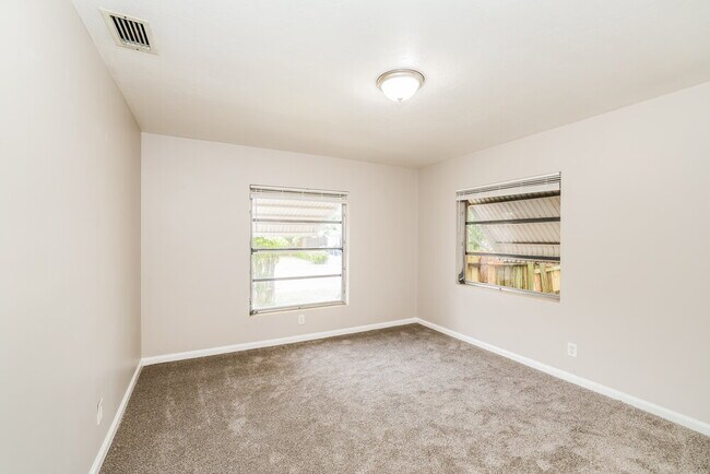 Building Photo - 195 E 28th St