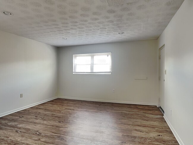 Building Photo - 1620-1636 Indianola Ave-1630