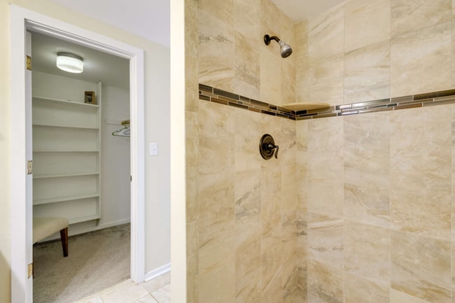 Building Photo - Kerry Lake