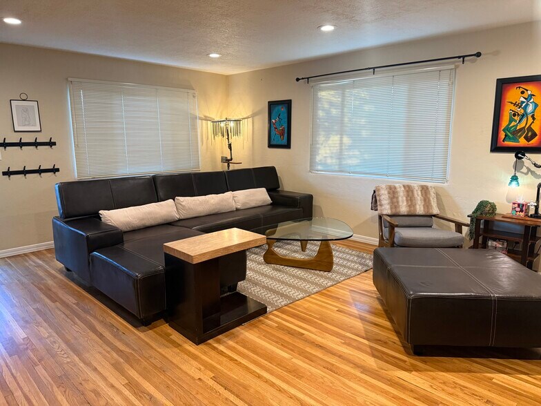 Building Photo - 1029 Cielo Azul St