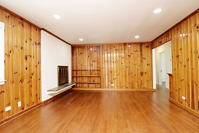 Building Photo - Newly Renovated One Level Downtown Residence