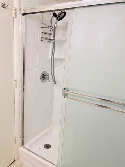 full bath - 5260 Crossbow Cir