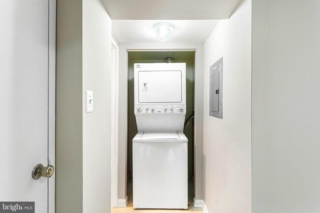 Building Photo - 6155 Edsall Rd